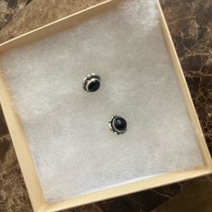 Super cute & simple Black Oynx Stering Silver Stud earrings .925